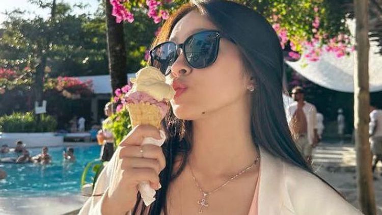 Pose Gemas Echa Aura Saat Jajan Kuaci dan Es Krim yang Tarik Perhatian