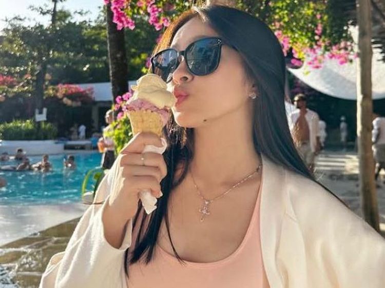 Pose Gemas Echa Aura Saat Jajan Kuaci dan Es Krim yang Tarik Perhatian