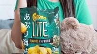 Echa sempat berpose dengan keripik kentang kemasan. Tampaknya, saat itu ia mendapatkan endorsement. Foto: Instagram/@elsaajapasal