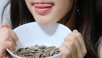 Pelantun lagu Buku Karangan ini juga pernah mengunggah momen makan kuaci. Echa berpose lucu dengan semangkuk kuaci. Foto: Instagram/@elsaajapasal
