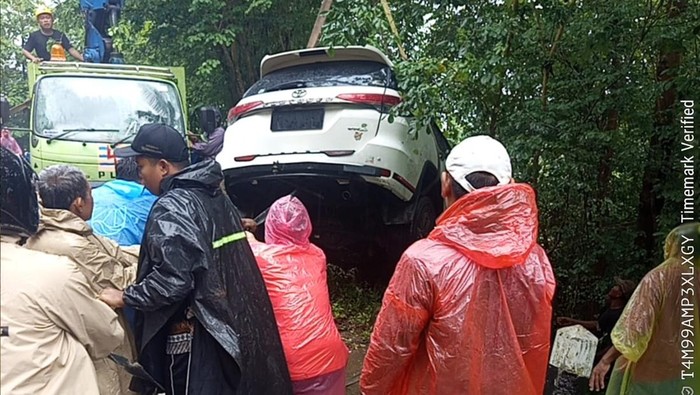 Fortuner Terjun ke Kebun di Jalan Dlingo-Imogiri Bantul