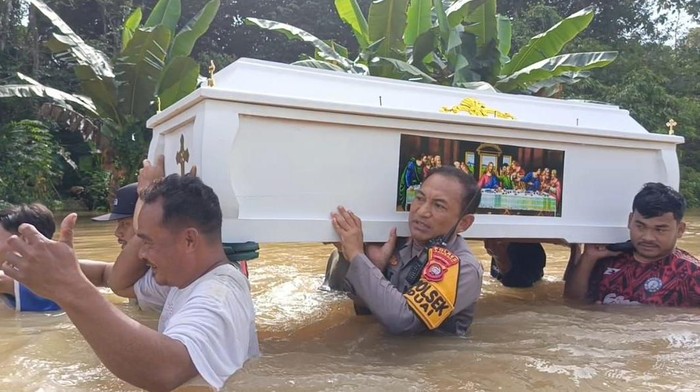 Evakuasi jenazah korban banjir di Sanggau, Kalbar.