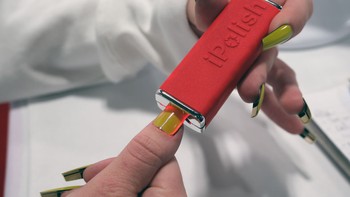 Tidak perlu keluar uang untuk manikur setiap minggunya berkat inovasi baru dari iPolish. Mereka memperkenalkan kuku akrilik press-on yang berubah warna secara instan. Cukup dekatkan ujung kuku ke pendampingnya, dan pengguna bisa memilih antara 400 warna yang disediakan. Foto: Engadget