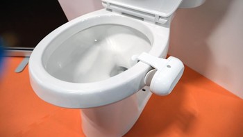 Throne adalah komputer yang bisa diletakkan di toilet untuk menganalisis kondisi kesehatan pengguna saat buang air besar. Menggunakan kamera dan mikrofon, alat ini dapat menandai perubahan yang dapat menandakan masalah pencernaan. Foto: Engadget