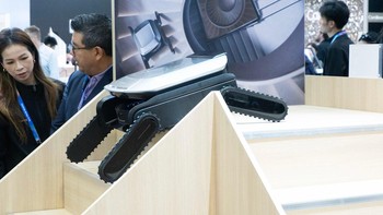 Salah satu kelemahan vacuum cleaner robot adalah tidak bisa naik tangga secara mandiri. Dreame mencoba mengatasi masalah tersebut dengan memperkenalkan Cyber X, vakum robot dengan empat kaki yang bisa naik dan turun tangga sendiri. Foto: Engadget