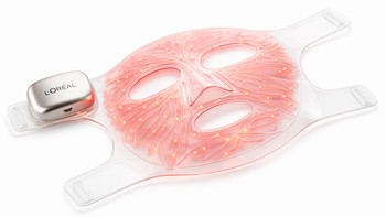 Bukan, ini bukan prop dari film Silence of the Lambs. Ini adalah masker kecantikan bernama L’Oréal’s LED Face Mask yang dilengkapi red lights dengan pola seperti pembuluh darah. Masker ini diklaim dapat memperhalus dan mengencangkan kulit wajah. Foto: L’oreal