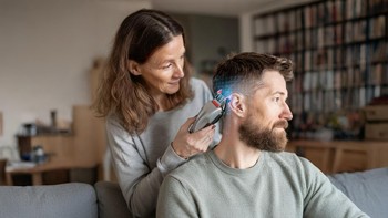 Glyde diklaim sebagai alat cukur rambut pertama di dunia yang mengandalkan AI. Gadget ini terhubung ke ponsel lewat aplikasi, di mana pengguna bisa memilih potongan rambut yang diinginkan. Sensor yang ada di alat cukur ini akan memonitor gerakan dan sudut, untuk memastikan hasil yang rapi dan konsisten. Foto: Glyde
