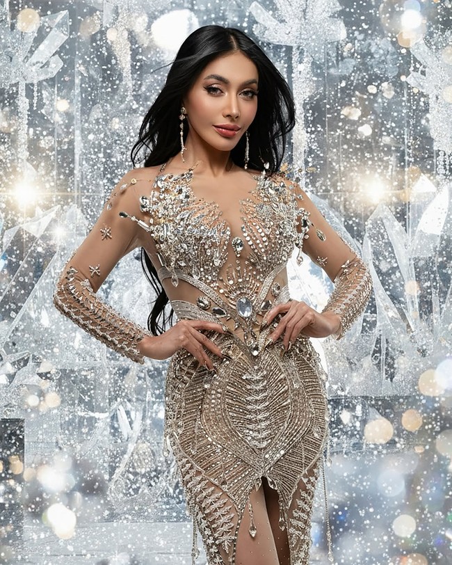 Hello 2026, tulis Denada di Instagram, disertai deretan foto penampilan seksinya. Rapper dan penyanyi 47 tahun itu berpose dalam balutan gaun menerawang panjang berwarna emas–champagne dengan detail kristal dan payet yang menyelimuti hampir seluruh bagian busana. (Foto: Instagram/@denadaindonesia)