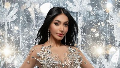 Foto: Gaya Denada Sambut 2026, Seksi Pakai Gaun Menerawang