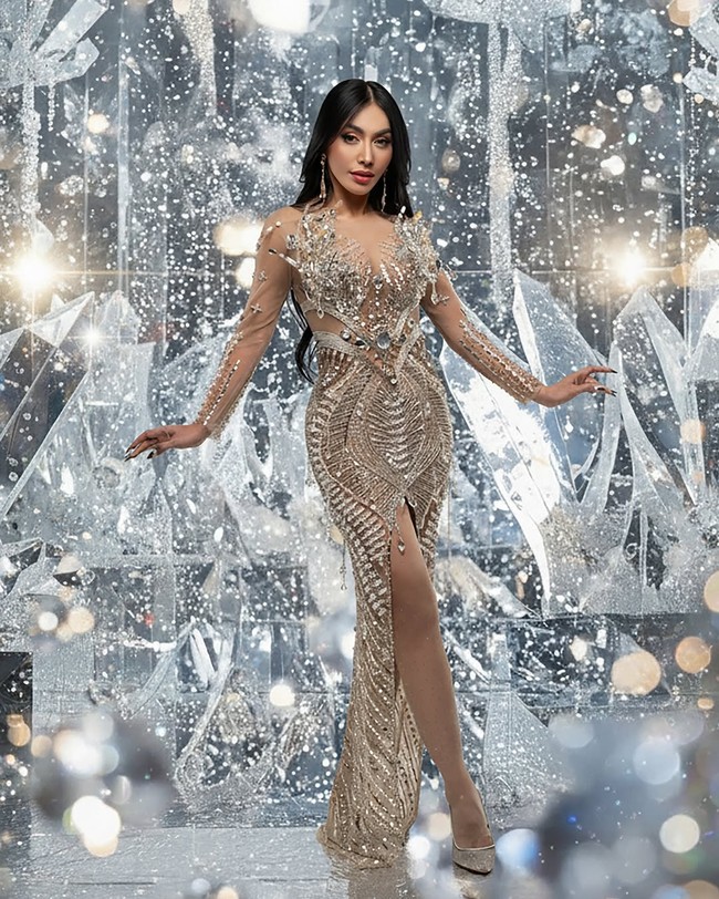 Potongan gaun transparan dengan aksen cut-out di bagian pinggang serta belahan tinggi di sisi kaki menonjolkan siluet tubuhnya yang seksi secara tegas tapi tetap elegan. (Foto: Instagram/@denadaindonesia)