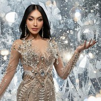 Detail gaun yang dipakai ibu satu anak ini terlihat sangat kompleks. Ornamen menyerupai pecahan kristal dan tetesan permata menghiasi bagian dada hingga lengan sehingga menciptakan efek visual dramatis seolah menyatu dengan latar belakang bertema es dan cahaya. (Foto: Instagram/@denadaindonesia)