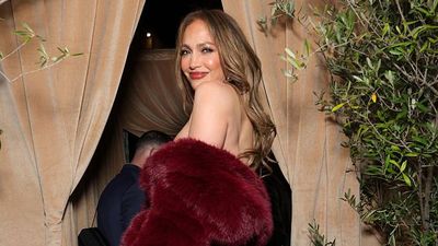 Foto: Jennifer Lopez Masuki Era Showgirl, Tampil Glamor dengan Mantel Bulu
