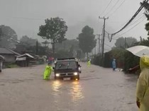 Hujan Picu Banjir di Jalur Singaraja-Denpasar, Lalin Tersendat-Warga Dievakuasi