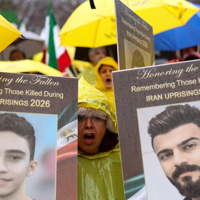 Hujan Tak Hentikan Aksi Solidaritas untuk Demonstran Iran di Washington