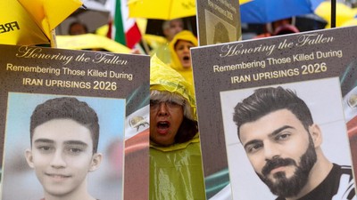 Hujan Tak Hentikan Aksi Solidaritas untuk Demonstran Iran di Washington