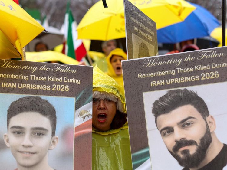 Hujan Tak Hentikan Aksi Solidaritas untuk Demonstran Iran di Washington