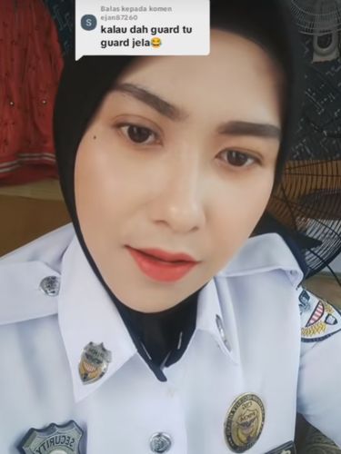 Ibu muda ini bangga jadi satpam sekolah demi nafkahi tiga anak sendirian. Meski dicibir, ia tetap tangguh berjuang sebagai tulang punggung pasca suami berpulang.