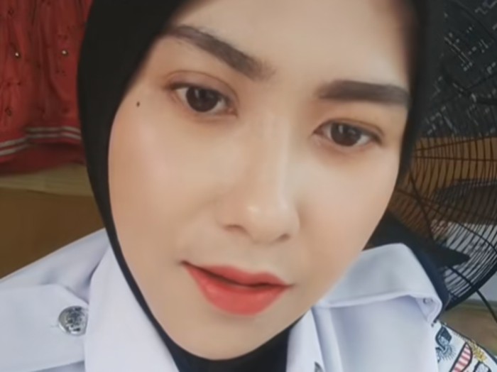 Ibu muda ini bangga jadi satpam sekolah demi nafkahi tiga anak sendirian. Meski dicibir, ia tetap tangguh berjuang sebagai tulang punggung pasca suami berpulang.