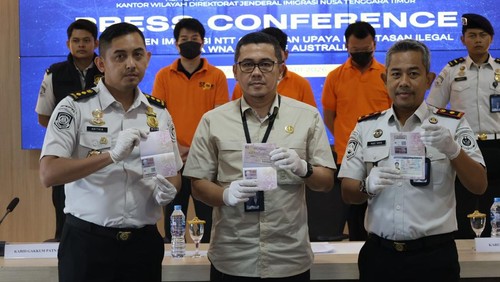 Imigrasi NTT menggagalkan keberangkatan ilegal tiga WN China di wilayah Pantai Tablolong, Kabupaten Kupang, NTT. (Foto: Dok. Imigrasi NTT)