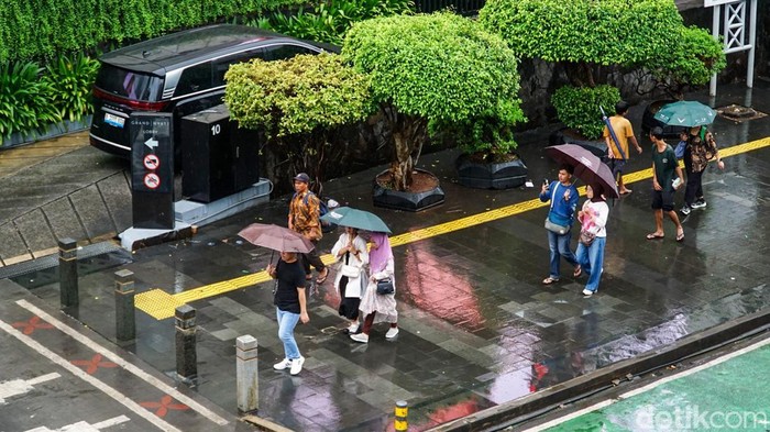 Hujan mengguyur Jakarta sejak pagi hari, Minggu (11/1/2026). Meski cuaca kurang bersahabat, aktivitas warga Ibu Kota tetap berjalan seperti biasa di sejumlah kawasan.