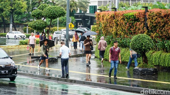 Hujan mengguyur Jakarta sejak pagi hari, Minggu (11/1/2026). Meski cuaca kurang bersahabat, aktivitas warga Ibu Kota tetap berjalan seperti biasa di sejumlah kawasan.