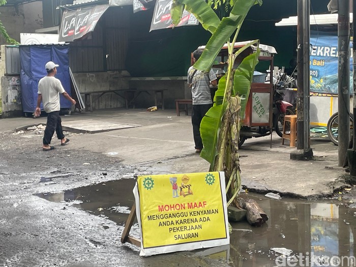 Jalan rusak di Sidoarjo ditanami pohon pisang