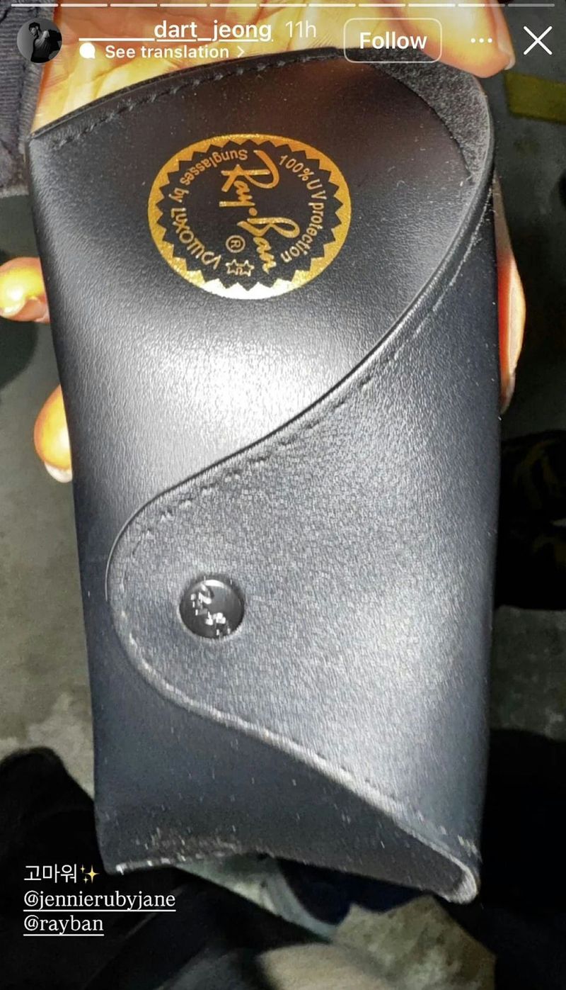 Jennie BLACKPINK dan para penari latarnya.