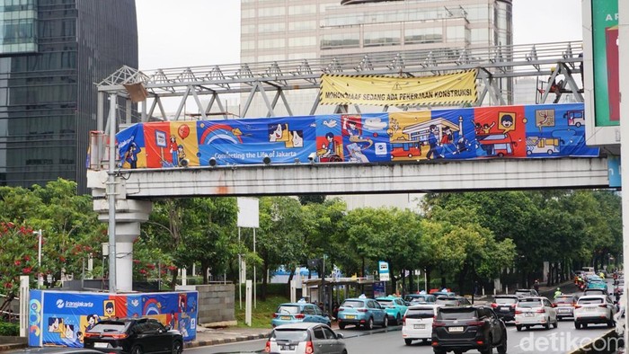 Pemerintah Provinsi DKI Jakarta memastikan Jembatan Penyeberangan Orang (JPO) Sarinah akan dibangun kembali dengan tetap mempertahankan fasilitas penyeberangan yang ada. Pelican crossing di kawasan Sarinah, Jakarta Pusat, dipastikan tetap beroperasi sebagai bagian dari upaya meningkatkan aksesibilitas dan keselamatan pejalan kaki, Sabtu (11/1/2026).