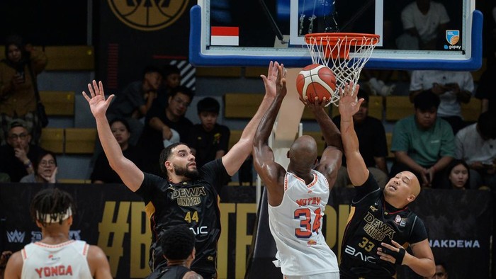 Pebasket Pelita Jaya Jakarta Jeffree David Withey menangkap bola saat melawan tim basket Dewa United Banten pada pertandingan lndonesian Basketball League 2026 di Dewa United Arena, Kabupaten Tangerang, Banten, Sabtu (10/1/2026). Dewa United Banten dikalahkan Pelita Jaya Jakarta dengan skor 82-98. ANTARA FOTO/Putra M. Akbar