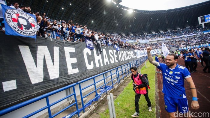 Persib Bandung memastikan diri sebagai juara paruh musim BRI Super League 2025/2026 usai menaklukkan rival abadinya Persija Jakarta dengan skor tipis 1-0 pada laga pekan ke-17. Duel bertajuk El Clasico Indonesia itu digelar di Stadion Gelora Bandung Lautan Api (GBLA), Bandung, Minggu (11/1/2026) sore WIB.