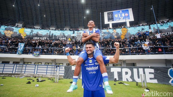 Persib Bandung memastikan diri sebagai juara paruh musim BRI Super League 2025/2026 usai menaklukkan rival abadinya Persija Jakarta dengan skor tipis 1-0 pada laga pekan ke-17. Duel bertajuk El Clasico Indonesia itu digelar di Stadion Gelora Bandung Lautan Api (GBLA), Bandung, Minggu (11/1/2026) sore WIB.