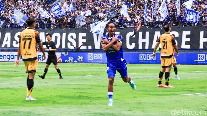 Persib Bandung memastikan diri sebagai juara paruh musim BRI Super League 2025/2026 usai menaklukkan rival abadinya Persija Jakarta dengan skor tipis 1-0 pada laga pekan ke-17. Duel bertajuk El Clasico Indonesia itu digelar di Stadion Gelora Bandung Lautan Api (GBLA), Bandung, Minggu (11/1/2026) sore WIB.