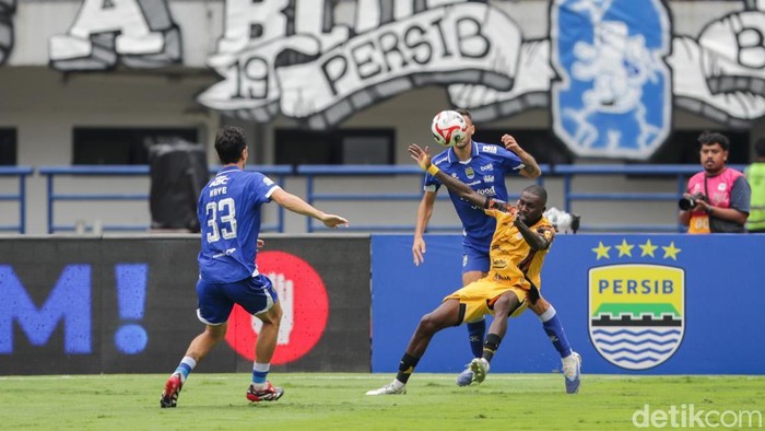 Persib Bandung memastikan diri sebagai juara paruh musim BRI Super League 2025/2026 usai menaklukkan rival abadinya Persija Jakarta dengan skor tipis 1-0 pada laga pekan ke-17. Duel bertajuk El Clasico Indonesia itu digelar di Stadion Gelora Bandung Lautan Api (GBLA), Bandung, Minggu (11/1/2026) sore WIB.