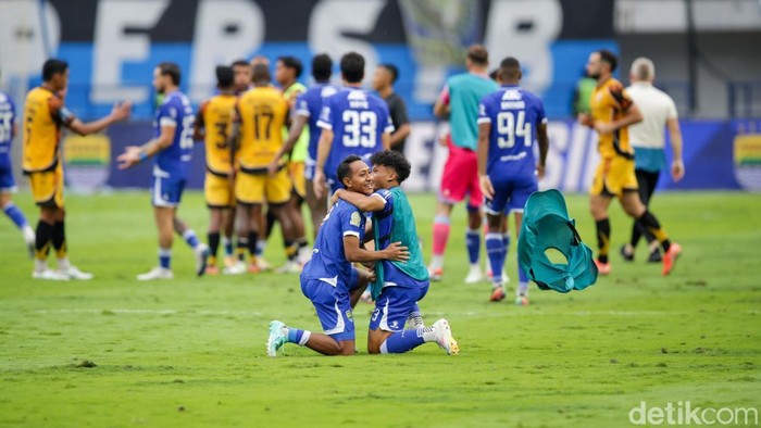 Persib Bandung memastikan diri sebagai juara paruh musim BRI Super League 2025/2026 usai menaklukkan rival abadinya Persija Jakarta dengan skor tipis 1-0 pada laga pekan ke-17. Duel bertajuk El Clasico Indonesia itu digelar di Stadion Gelora Bandung Lautan Api (GBLA), Bandung, Minggu (11/1/2026) sore WIB.