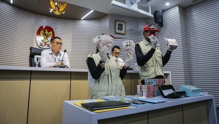 Petugas menunjukkan barang bukti saat konferensi pers di Gedung Merah Putih KPK, Jakarta, Minggu (11/1/2026). KPK menetapkan lima orang sebagai tersangka yakni Kepala KPP Madya Jakarta Utara Dwi Budi, Kepala Seksi Pengawas dan Konsultasi KPP Madya Jakarta Utara Agus Syaifudin, Tim Penilai di KPP Madya Jakarta Utara Askob Bahtiar, Konsultan Pajak Abdul Kadim Sahbudin dan Staf PT Wanatiara Persada Edy Yulianto setelah melakukan operasi tangkap tangan (OTT) mengenai dugaan suap terkait pemeriksaan pajak di lingkungan Kantor Pelayanan Pajak Madya Jakarta Utara pada Direktorat Jenderal Pajak Kementerian Keuangan periode 2021-2026 dan mengamankan barang bukti dengan total mencapai Rp6,38 miliar. ANTARA FOTO/Asprilla Dwi Adha
