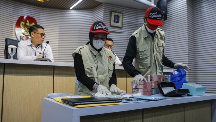 Petugas menunjukkan barang bukti saat konferensi pers di Gedung Merah Putih KPK, Jakarta, Minggu (11/1/2026). KPK menetapkan lima orang sebagai tersangka yakni Kepala KPP Madya Jakarta Utara Dwi Budi, Kepala Seksi Pengawas dan Konsultasi KPP Madya Jakarta Utara Agus Syaifudin, Tim Penilai di KPP Madya Jakarta Utara Askob Bahtiar, Konsultan Pajak Abdul Kadim Sahbudin dan Staf PT Wanatiara Persada Edy Yulianto setelah melakukan operasi tangkap tangan (OTT) mengenai dugaan suap terkait pemeriksaan pajak di lingkungan Kantor Pelayanan Pajak Madya Jakarta Utara pada Direktorat Jenderal Pajak Kementerian Keuangan periode 2021-2026 dan mengamankan barang bukti dengan total mencapai Rp6,38 miliar. ANTARA FOTO/Asprilla Dwi Adha