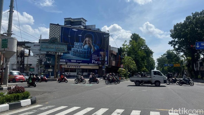 Suasana lalu lintas di Jalan Slamet Riyadi Solo, Minggu (11/1/2026).