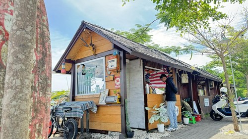 Kedai kopi Stujoe Sunset Side di tepi Teluk Benoa, Denpasar. (Maria Christabel DK/detikBali)