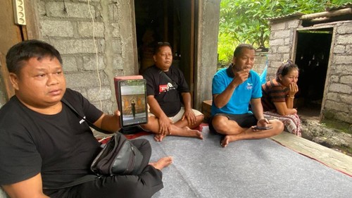 Keluarga menunjukkan foto Ni Komang Dewantari ketika masih hidup melalui ponselnya saat ditemui di rumah duka di Desa Tulamben, Kecamatan Kubu, Karangasem, Minggu (11/1/2026). (I Wayan Selamat Juniasa/detikBali)