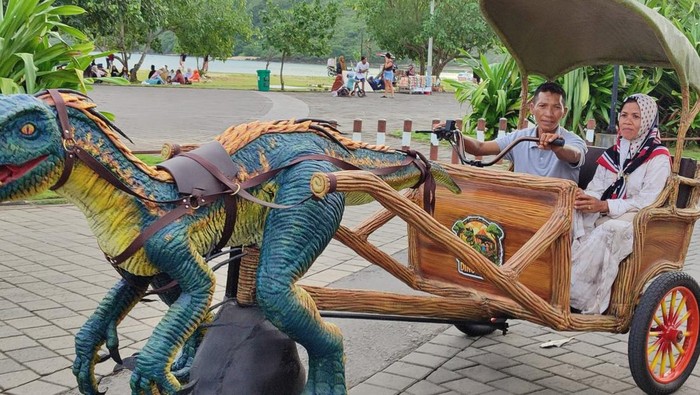 Dokar di Mandalika Tidak Ditarik Kuda, tapi Dinosaurus!