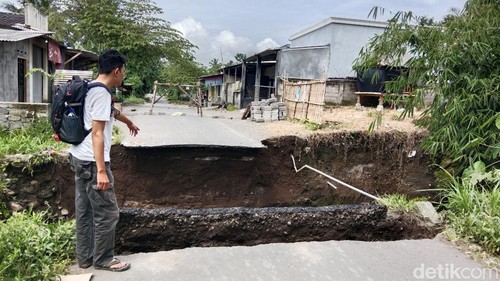 Kondisi jembatan ambruk yang menghubungkan dua kecamatan di Lombok Timur, NTB, Minggu (11/1/2025). (Foto: Sanusi Ardi W/detikBali)
