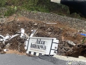 TPT Jabar Istimewa di Jalur Sukabumi-Sagaranten Longsor