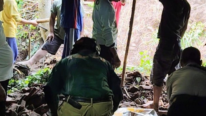 Diguyur Hujan Berjam-jam, Rumah Warga Situbondo Tertimpa Tebing Longsor