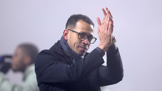 LONDON, ENGLAND - JANUARY 10: Liam Rosenior, Manager of Chelsea, applauds the fans after the Emirates FA Cup Third Round match between Charlton Athletic and Chelsea at The Valley on January 10, 2026 in London, England. (Photo by Justin Setterfield/Getty Images)