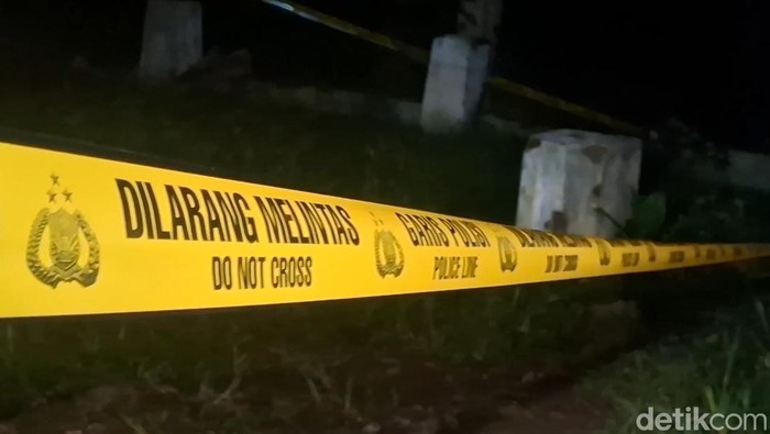 Lokasi penemuan mayat pria penuh luka di Purwakarta dipasangi garis polisi