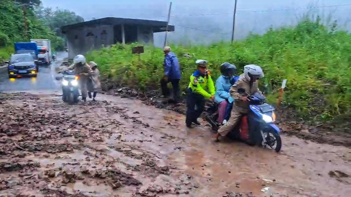 Longsor di Sukabumi, petugas bantu pengendara yang terjebak