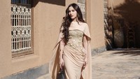 Mahalini memilih warna kuning pastel dengan detail flower pada bagian atas gaun. Sama seperti Aaliyah Massaid, Mahalini menggunakan cape modern untuk menutupi bagian dada dengan bagian belakang menjuntai panjang. Mahalini membiarkan rambut panjangnya tergerai. (Foto: Instagram @mahaliniraharja)
