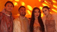 Pada perayaan malam bernuansa Timur Tengah, Mahalini memilih long dress strapless dengan detail blink-blink pada bagian atas. Mahalini melengkapi penampilannya dengan outer putih berbulu. (Foto: Instagram @mahaliniraharja)