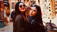 Kedua ibu satu anak ini tetap kece meski lagi jalan-jalan santai menikmati suasana Marrakesh. (Foto: Instagram @mahaliniraharja)