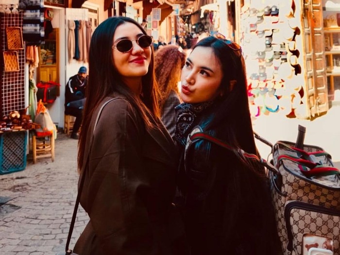 Mahalini kondangan ke Maroko.